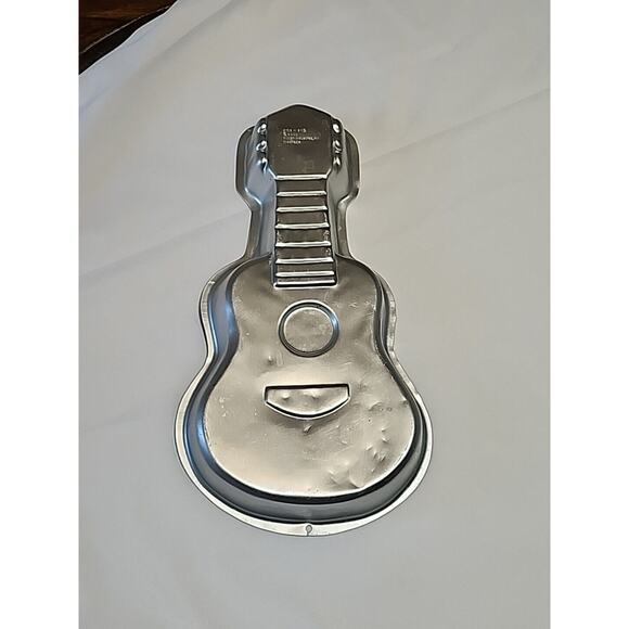 Wilton 2000 Guitar Aluminum Cake Pan Mold 2105-570 SCRATCHES DENTS - Picture 4 of 5